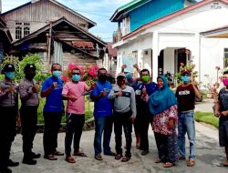 Pemuda Muharam Molek Lakukan Peyemprotan Disinfektan di Sekeliling Kampung.