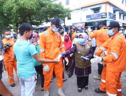 Pemko Tanjungpinang Bagikan Masker dan Hand Sanitizer Kepada Masyarakat