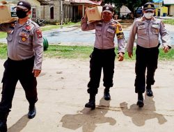 Bantu Warga, Kapolsek Jemaja Antar Langsung Paket Sembako ke Rumah – rumah.