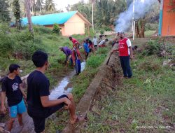 Jumat Bersih, Kades Air Biru Bersama Warga Goro Bersihkan Lingkungan Kantor Desa