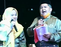 Wabup Anambas Hadiahkan Sebuah Tembang untuk Pengunjung Pagelaran Seni dan Kuliner Khas Desa Tarempa Barat