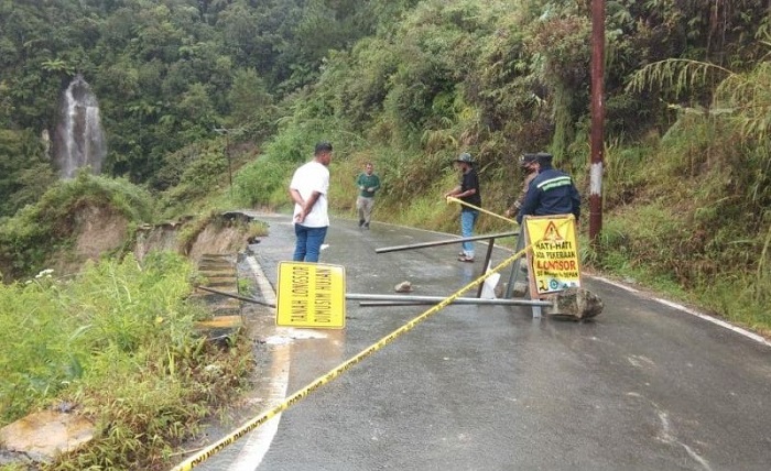 Bencana Longsor Pesisir Selatan Tutup Akses Jalan Nasional