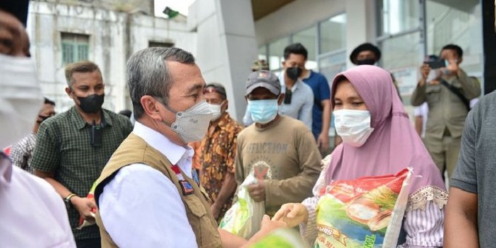 Datangi Korban Banjir Rohul, Gubernur Riau Serahkan Bantuan Sembako hingga Tenda