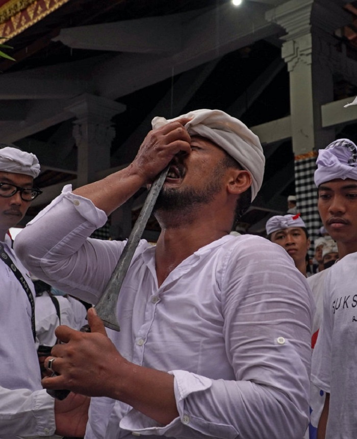 Tradisi Ekstrem Ngurek dari Pulau Dewata Bali yang Menegangkan