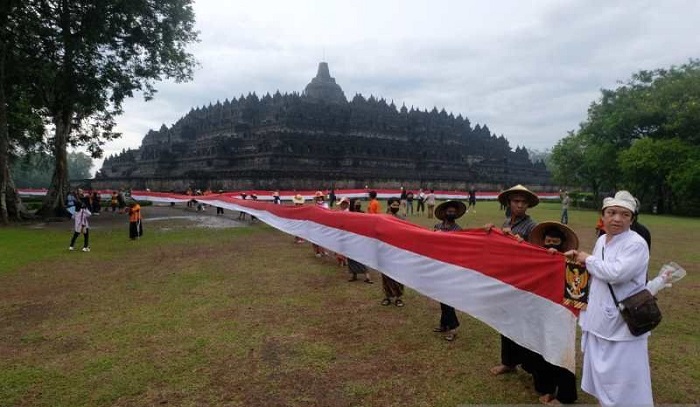 Harlah Pancasila Bendera Merah Putih 1.000 Meter Mengelilingi Candi Borobudur