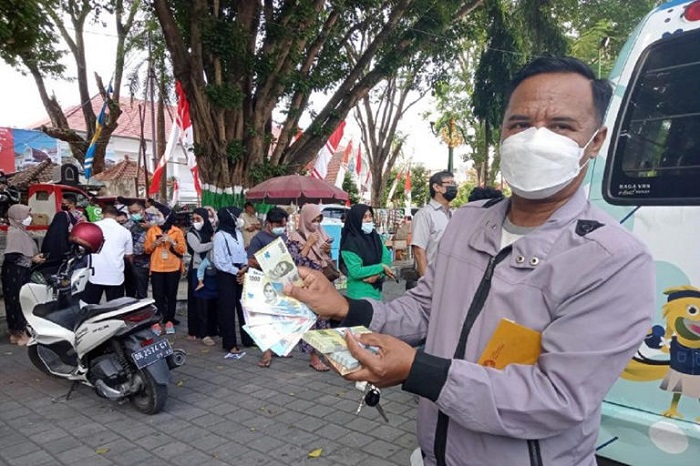 Antusias Warga Mataram Tukar Uang Baru, Layanan Hanya 150 Orang per Hari