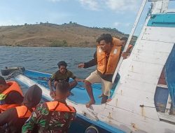 Tim SAR Selamatkan KM Bawa Wisatawan Yang Terombang-ambing di Perairan Pulau Komodo NTT