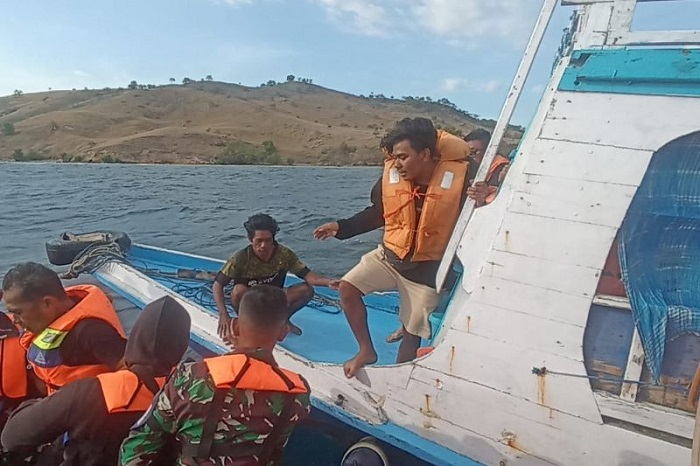 Tim SAR Selamatkan KM Bawa Wisatawan Yang Terombang-ambing di Perairan Pulau Komodo NTT