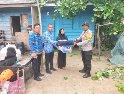 BPBD Natuna Data dan Serahkan Batuan Kepada Korban Rumah Tertimpa Pohon Tumbang