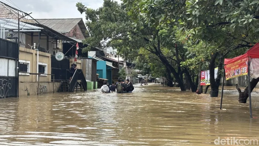 Banjir Rendam Duta Kranji Bekasi Ketinggian Air Capai 80 Cm