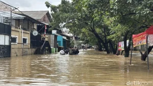Banjir Rendam Duta Kranji Bekasi Ketinggian Air Capai 80 Cm