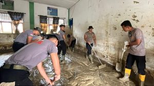 Brimob Banten Bersihkan Sekolah Pasca Banjir Aceh Salurkan Al Quran Dan Mukena