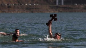 Epifani Serbia Kosovo Ratusan Berenang Dingin Simbol Iman Dan Identitas Komunitas