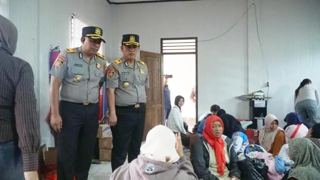 Siswa Sespimti Polri Beri Bantuan Dan Dukungan Ke Korban Longsor Cisarua