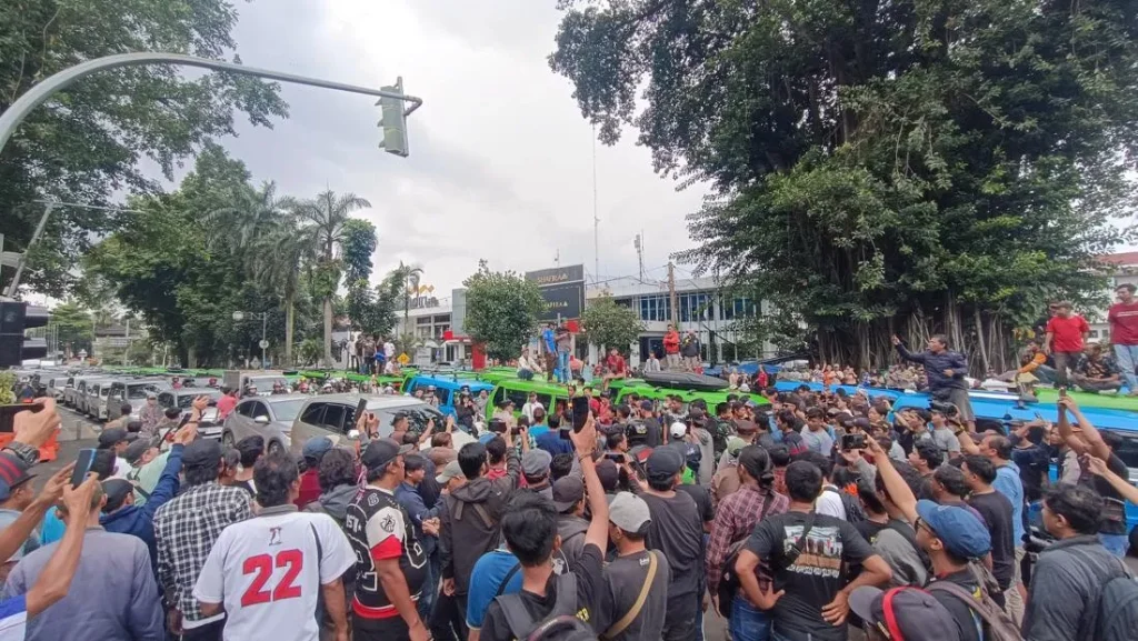 Sopir Angkot Demo Di Balai Kota Bogor Jalan Lingkar Kebun Raya Macet Total