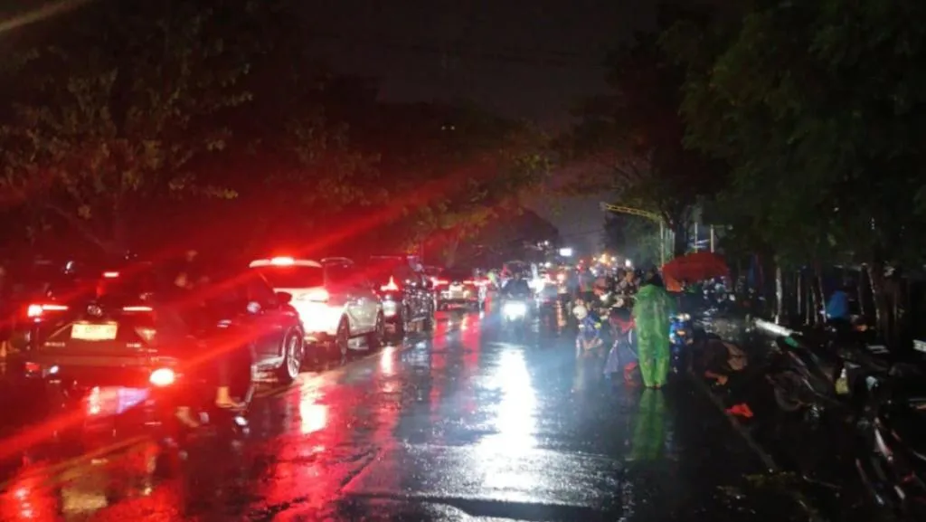 Banjir Rendam Jalur Pantura Pasuruan Malam Ini Lalu Lintas Lumpuh Total