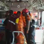 Petugas Berjibaku Evakuasi Korban Tabrakan Kereta Di Bekasi Oksigen Tandu Diminta