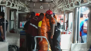 Petugas Berjibaku Evakuasi Korban Tabrakan Kereta Di Bekasi Oksigen Tandu Diminta