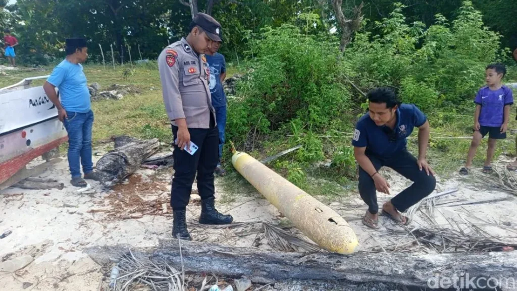 Polisi Larang Warga Dekati Benda Mirip Torpedo Di Sumenep Diduga Aktif