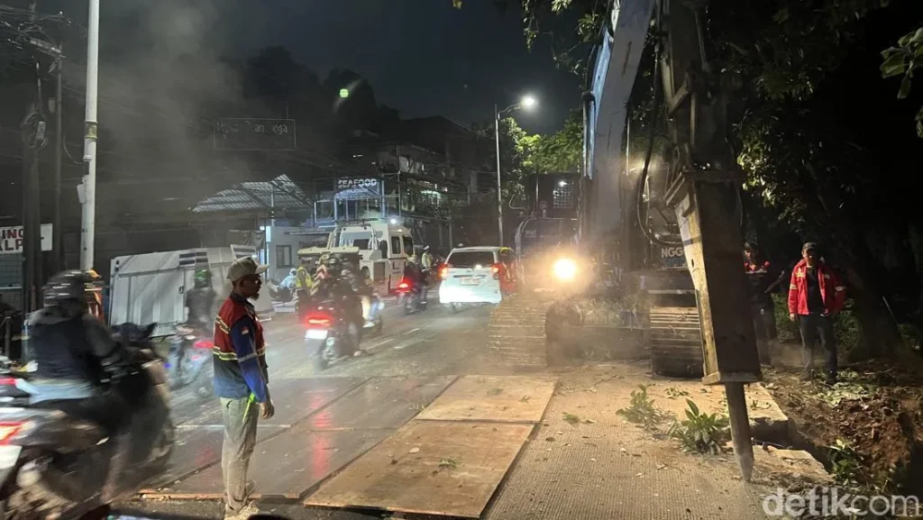 Dikebut Lajur Kanan Jalan Amblas Lenteng Agung Arah Depok Dibongkar