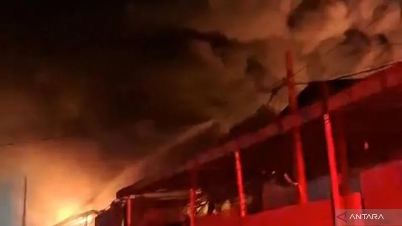 Kebakaran Di Pergudangan Miami Jakbar 4 Gudang Paket Ludes Terbakar