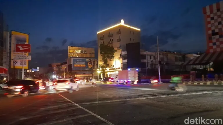 Listrik Padam Total Di Medan Warga Berburu Wifi Hubungi Keluarga