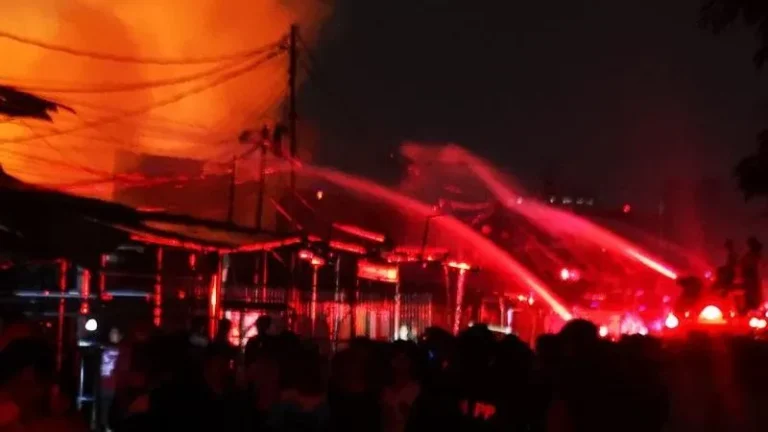 Asap Kebakaran Hebat Kemayoran Bikin 6 Warga Sesak Napas