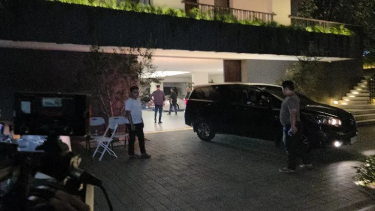 Kpk Geledah Rumah Wamen Silmy Karim 1 Jam 3 Mobil Penyidik Keluar