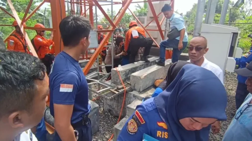 Pria Di Lampung Panjat Tower 52 Meter Turun Usai Dibujuk Istri Via Ht